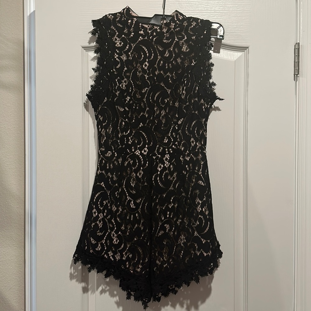 Backless lace romper